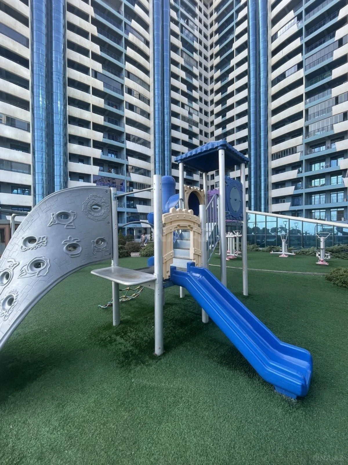 Satılır 4 otaqlı mənzil 270 m²