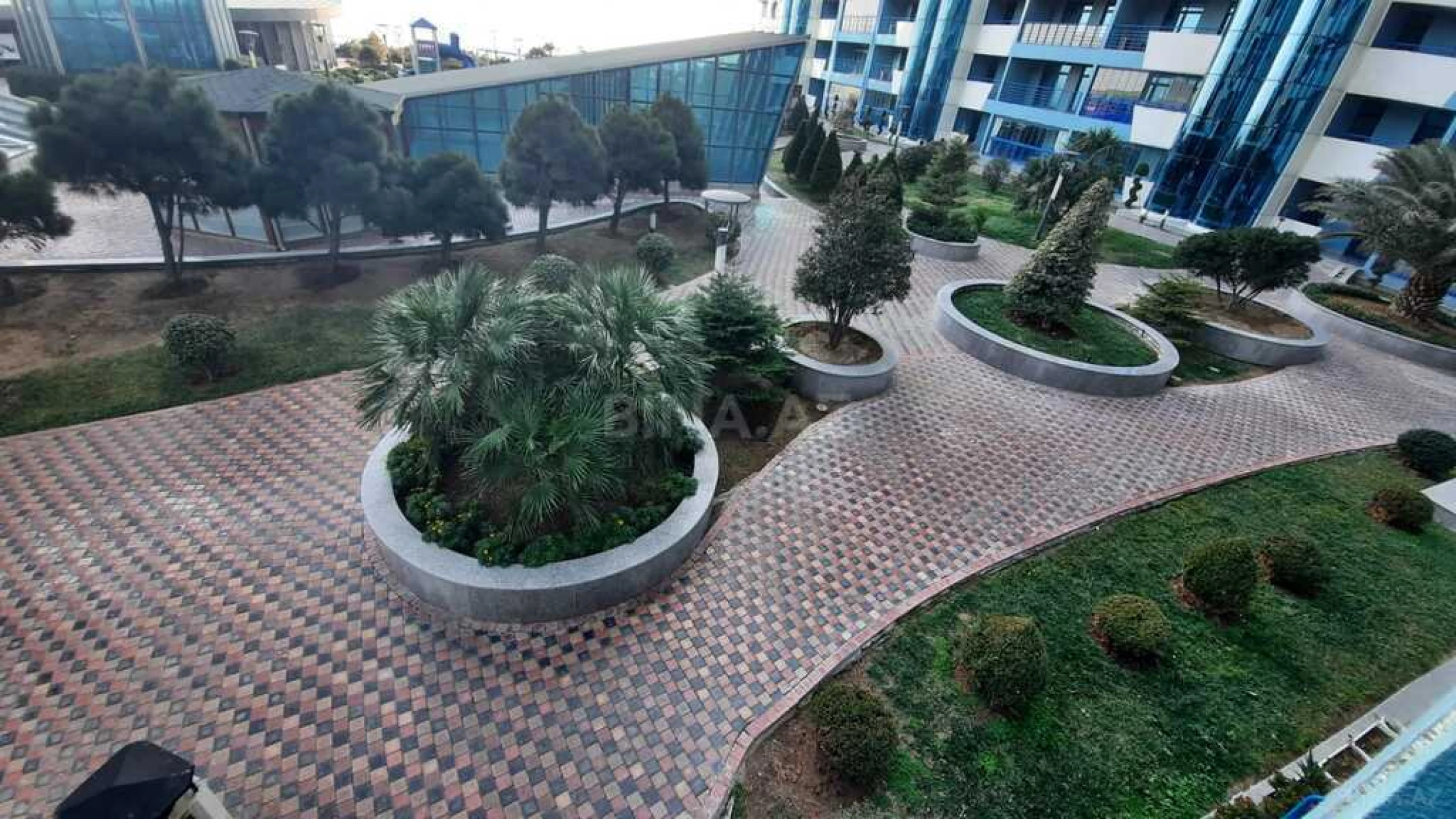 Satılır 4 otaqlı mənzil 270 m²