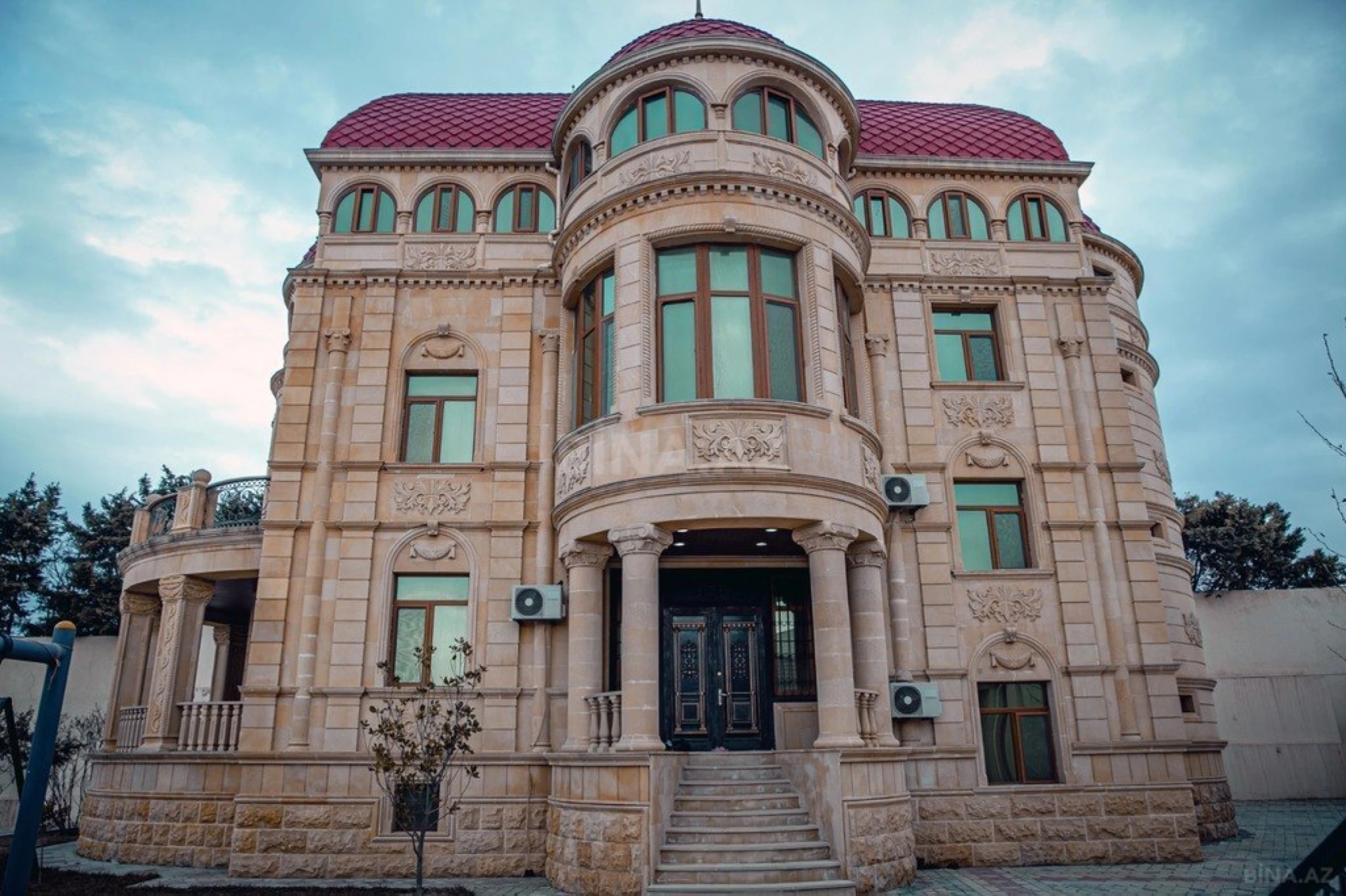 Kirayə verilir 6 otaqlı həyət evi 470 m²