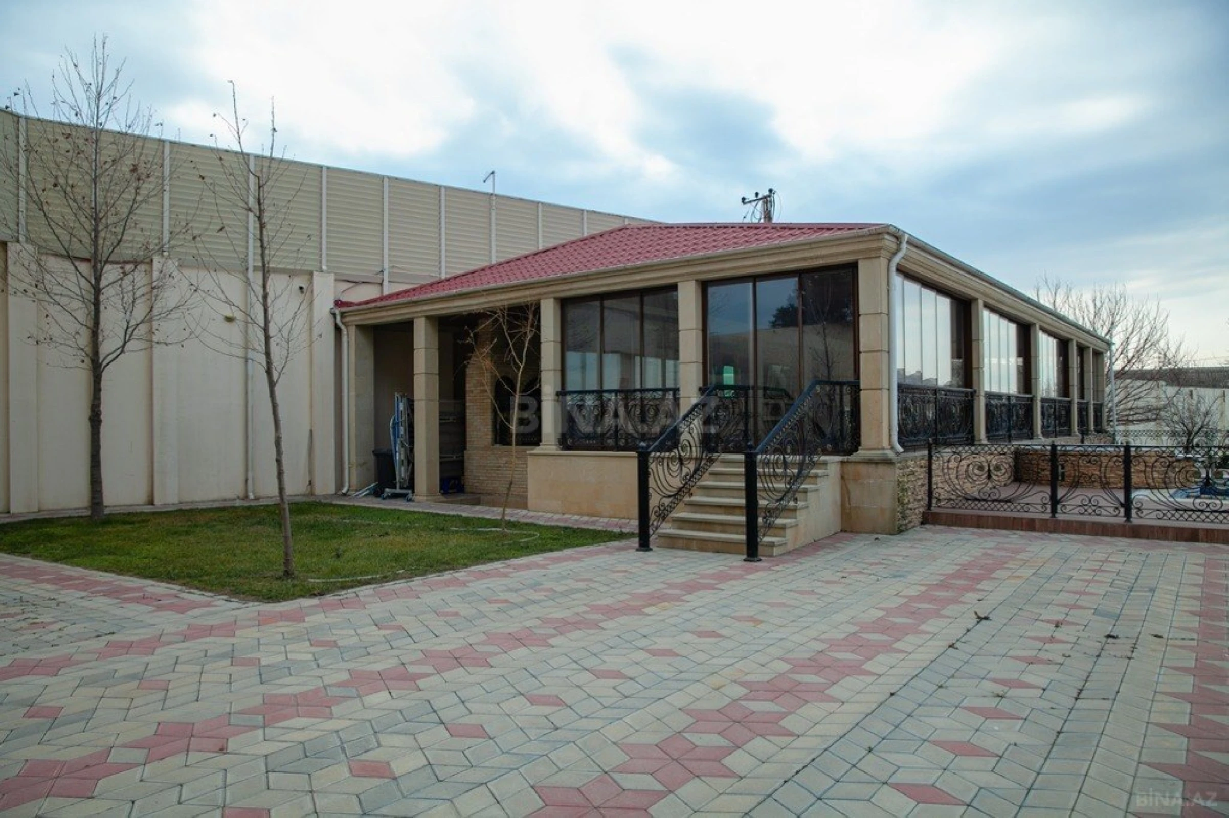 Kirayə verilir 6 otaqlı həyət evi 470 m²