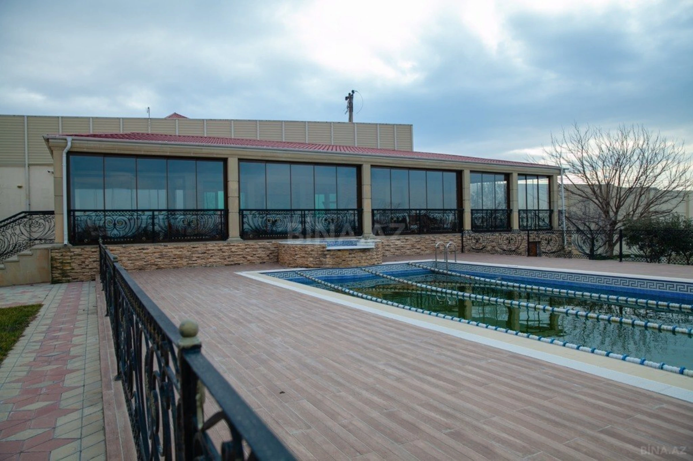 Kirayə verilir 6 otaqlı həyət evi 470 m²