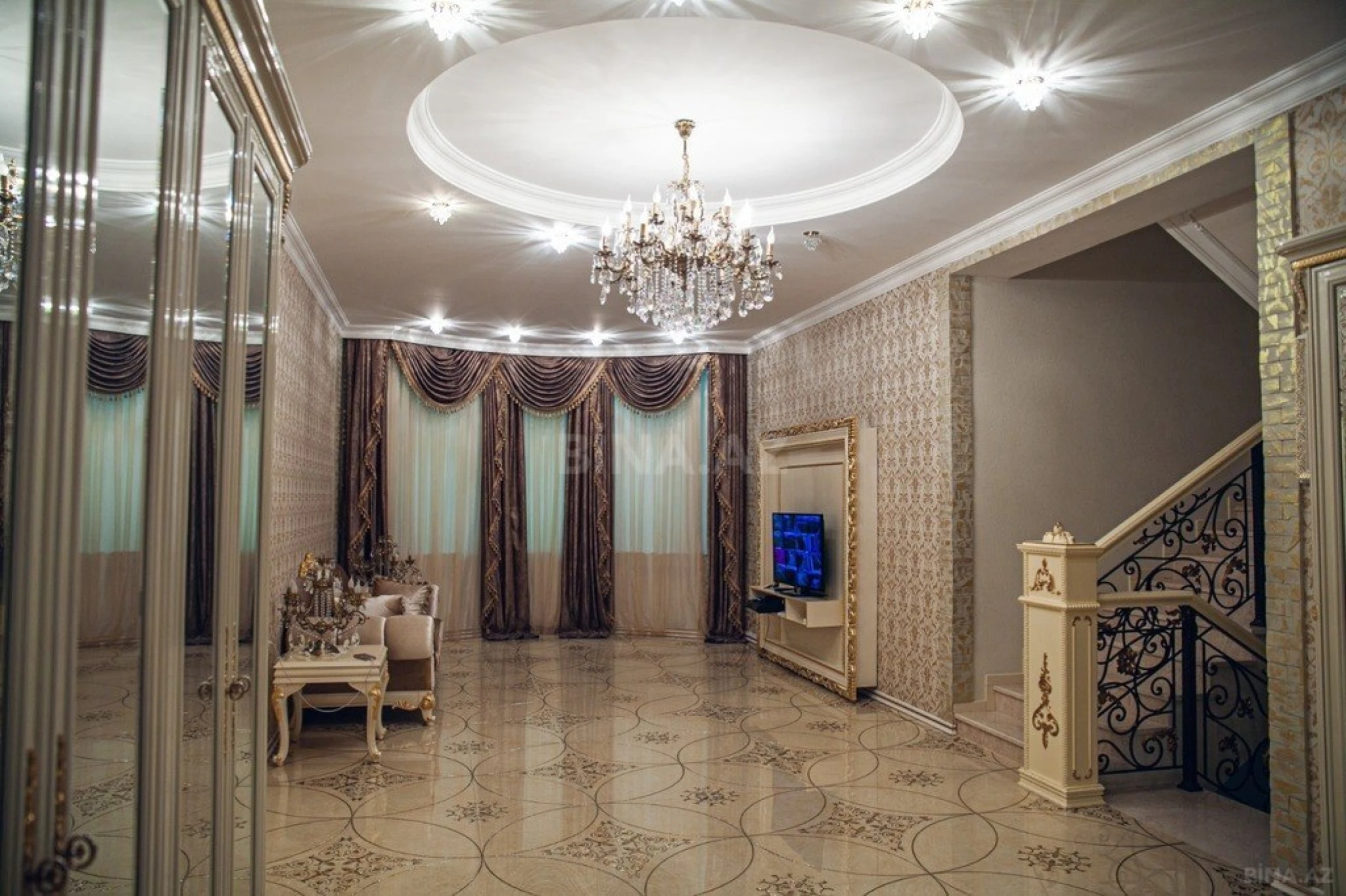 Kirayə verilir 6 otaqlı həyət evi 470 m²