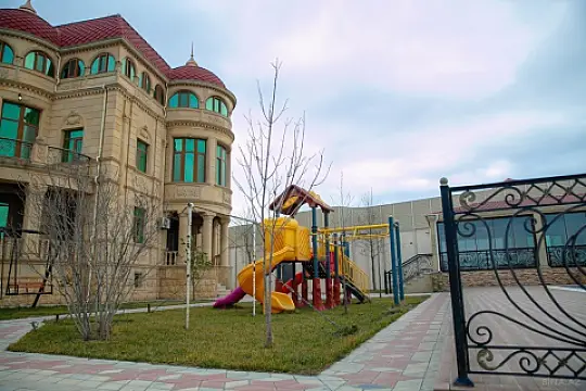 Kirayə verilir 6 otaqlı həyət evi 470 m²