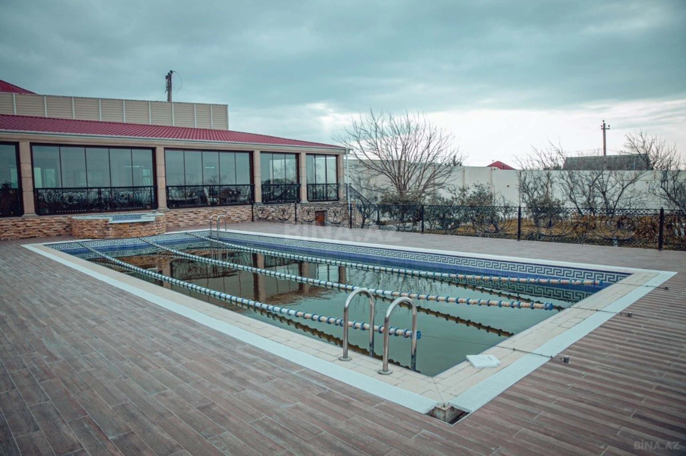 Kirayə verilir 6 otaqlı həyət evi 470 m²