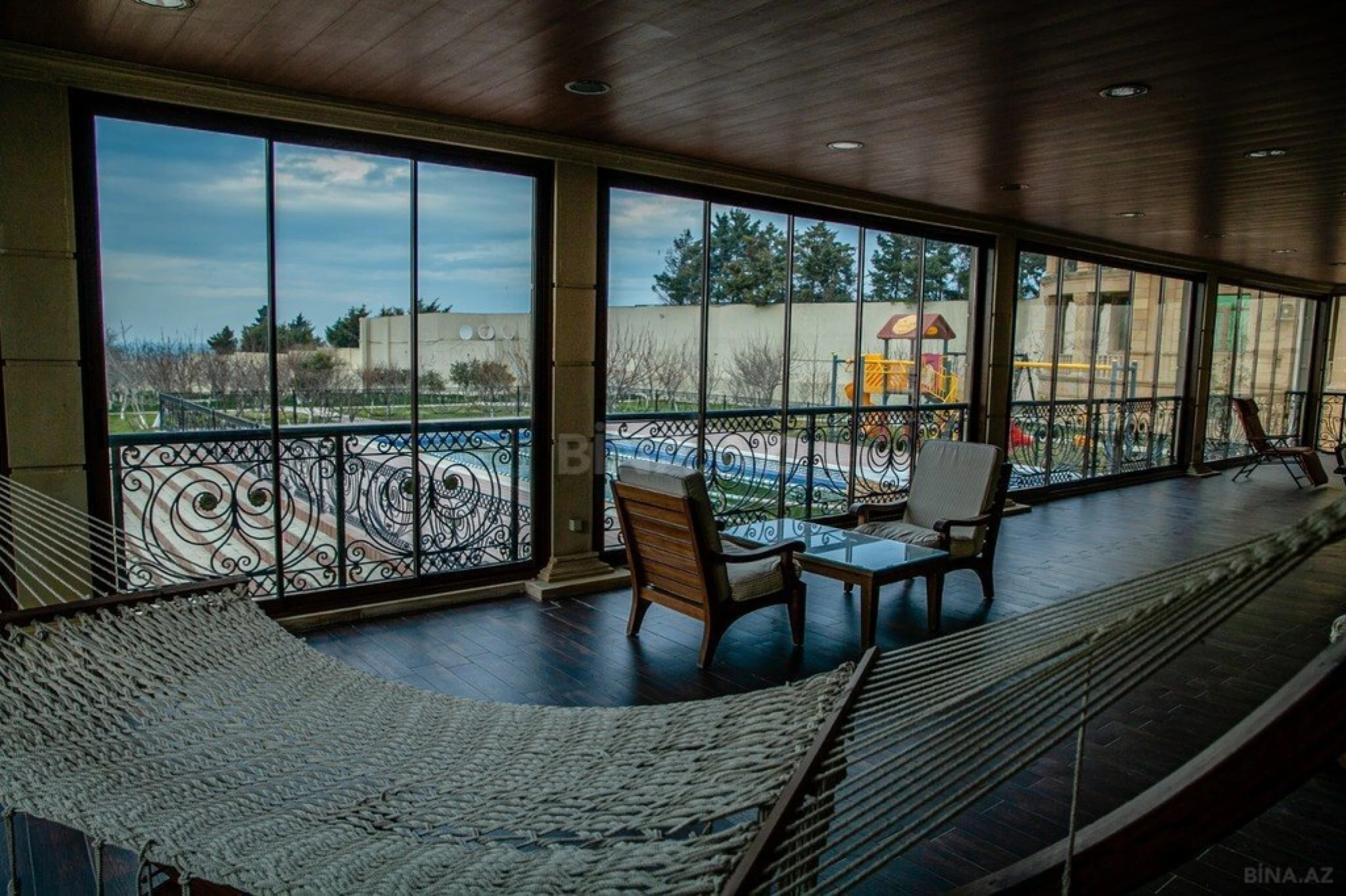 Kirayə verilir 6 otaqlı həyət evi 470 m²