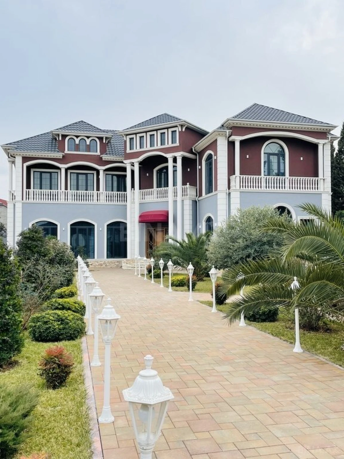 Kirayə verilir 6 otaqlı həyət evi 320 m²