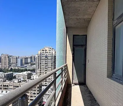 Satılır 4 otaqlı mənzil 240 m²