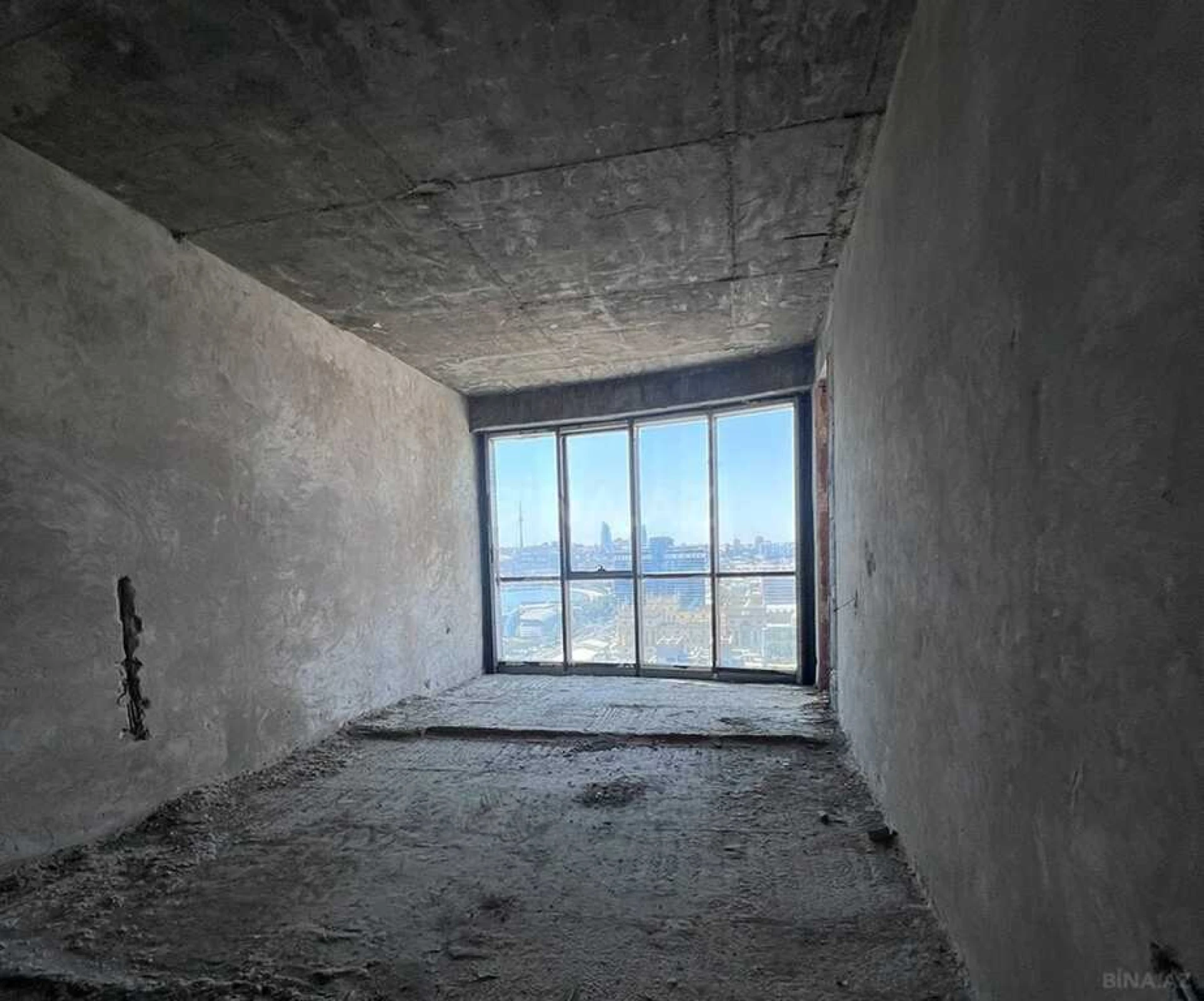 Satılır 4 otaqlı mənzil 240 m²