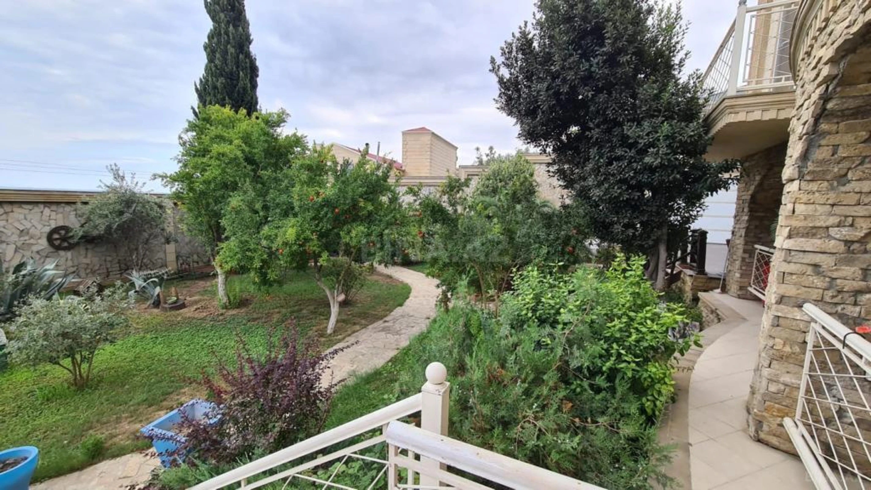 Kirayə verilir 6 otaqlı həyət evi 350 m²