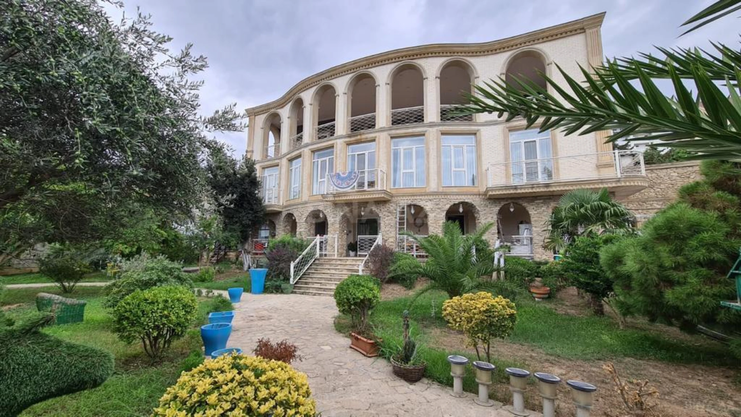 Kirayə verilir 6 otaqlı həyət evi 350 m²