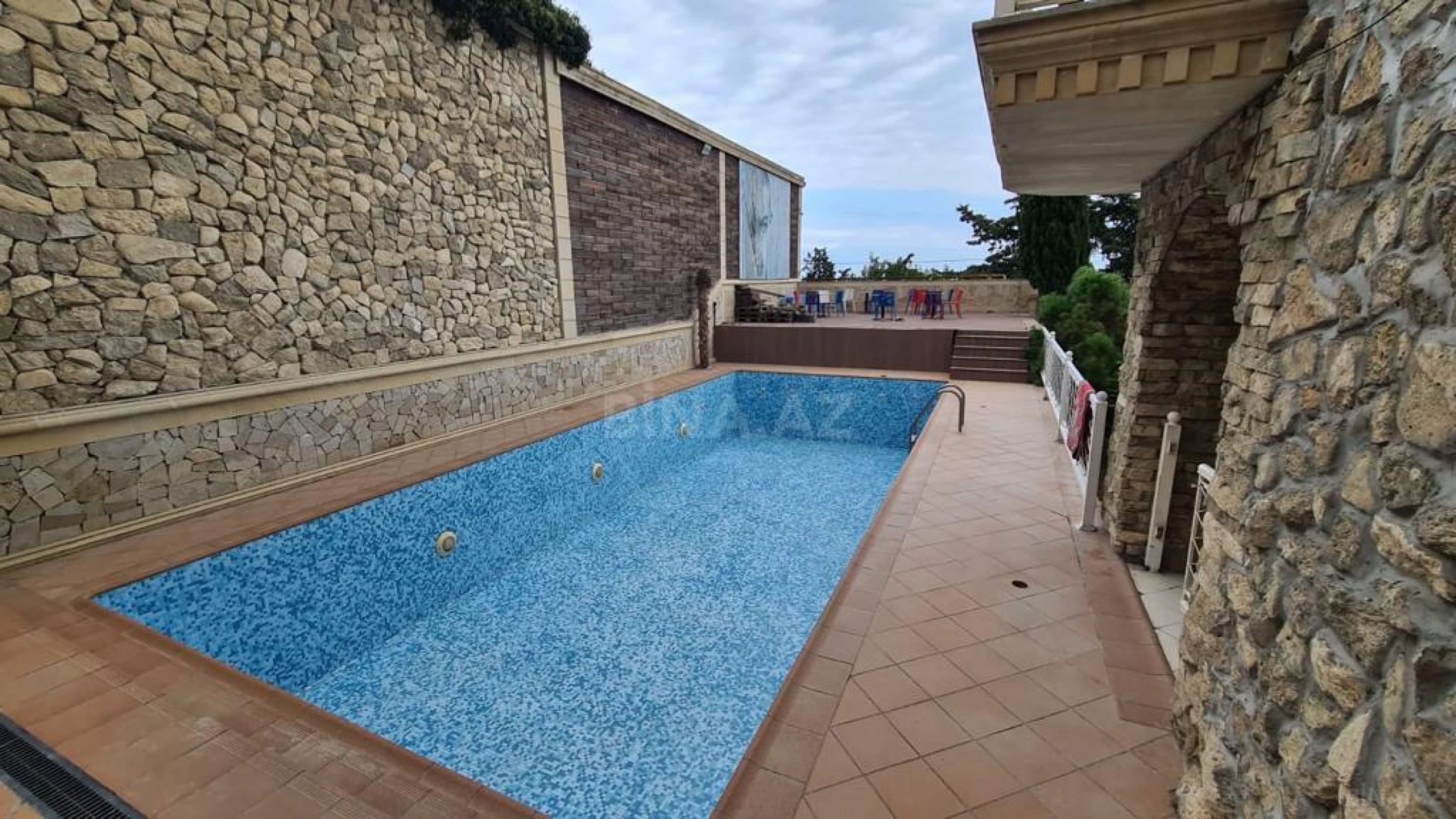 Kirayə verilir 6 otaqlı həyət evi 350 m²