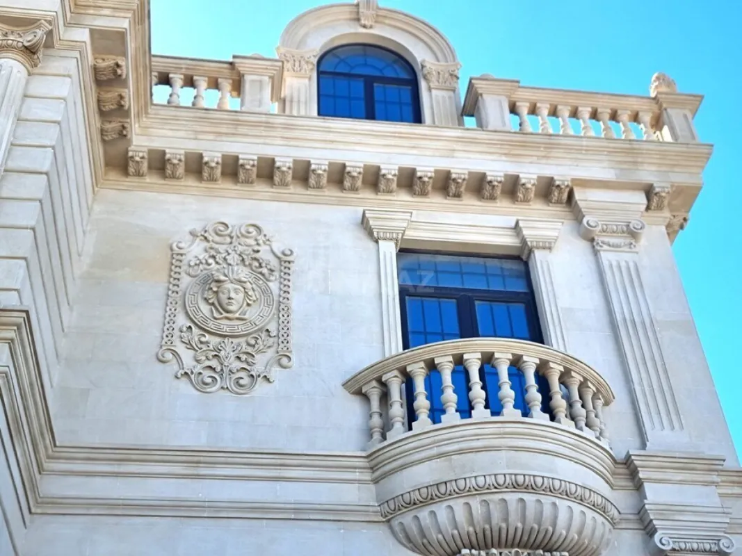 Satılır 11 otaqlı həyət evi 2500 m²