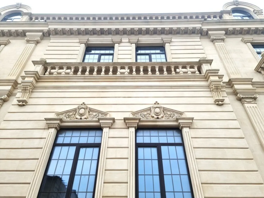 Satılır 11 otaqlı həyət evi 2500 m²