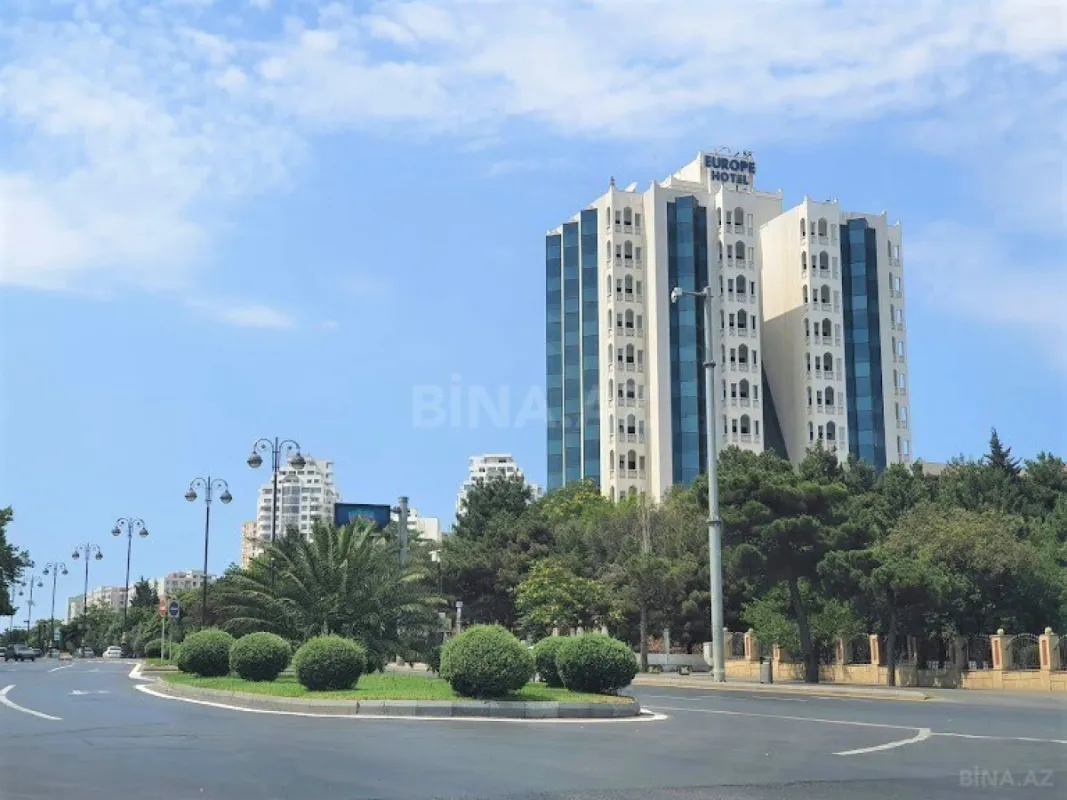 Satılır 11 otaqlı həyət evi 2500 m²