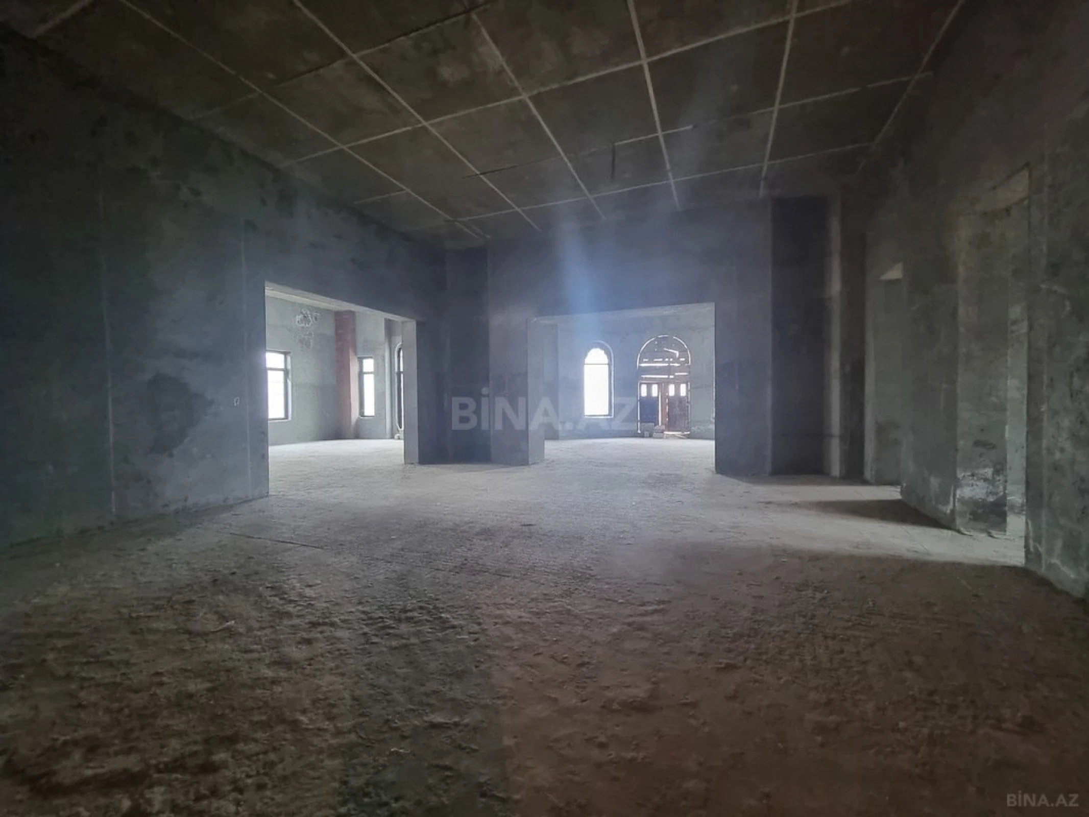 Satılır 11 otaqlı həyət evi 2500 m²