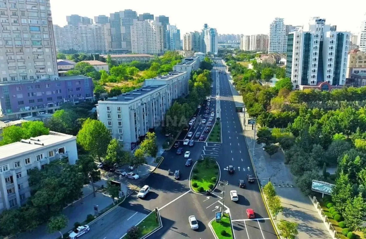 Satılır 11 otaqlı həyət evi 2500 m²