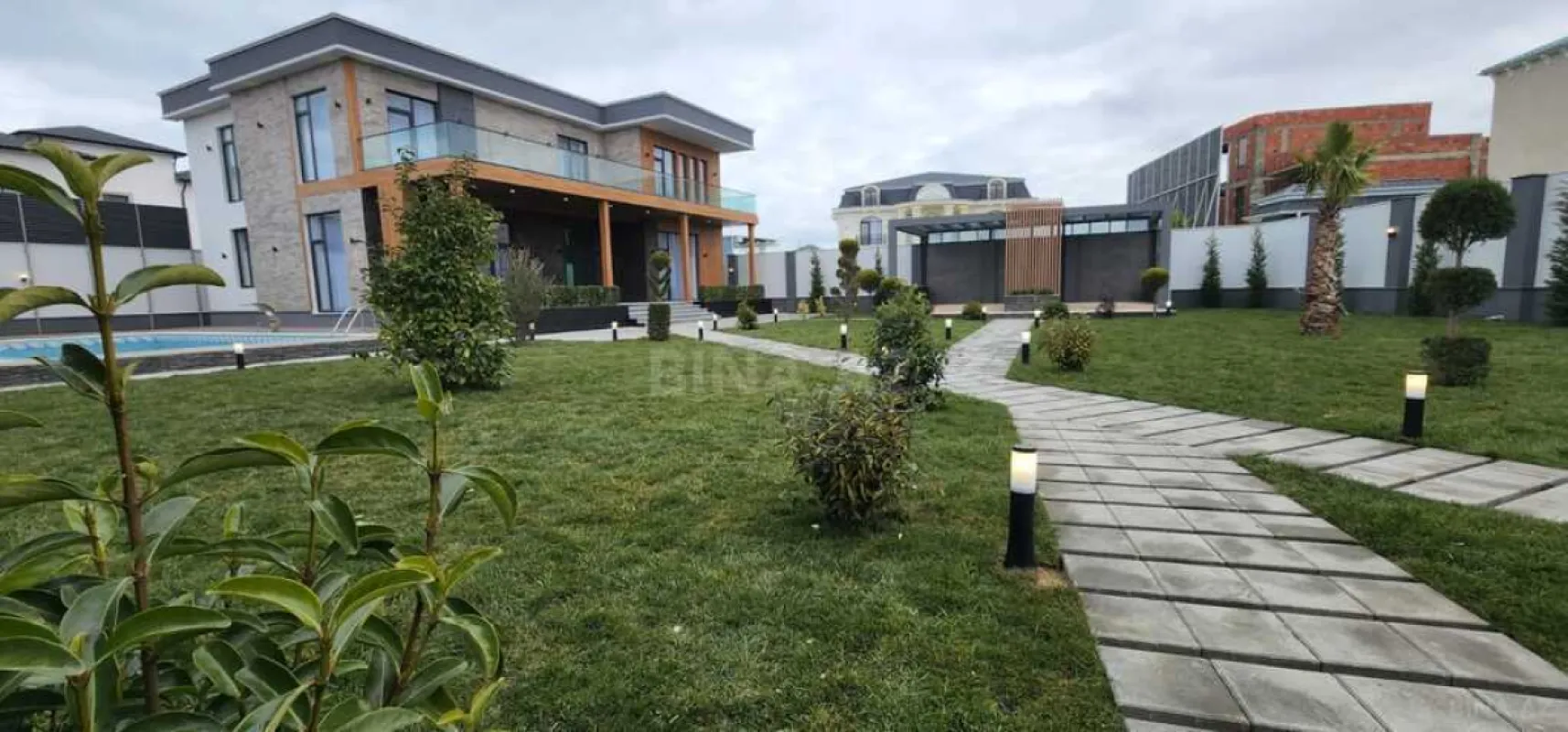 Satılır 7 otaqlı həyət evi 400 m²