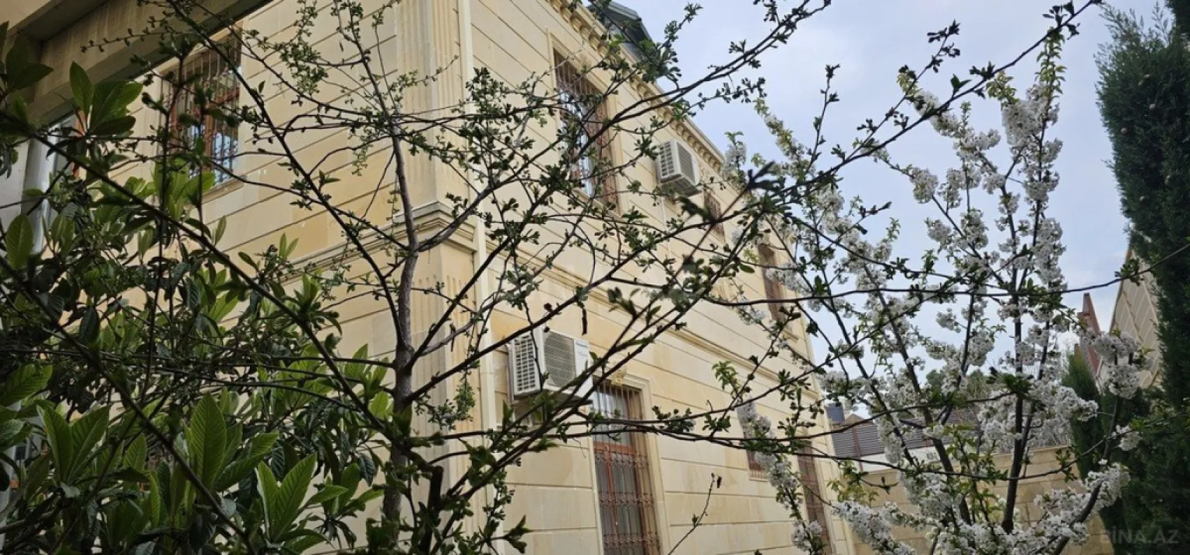 Satılır 6 otaqlı həyət evi 400 m²