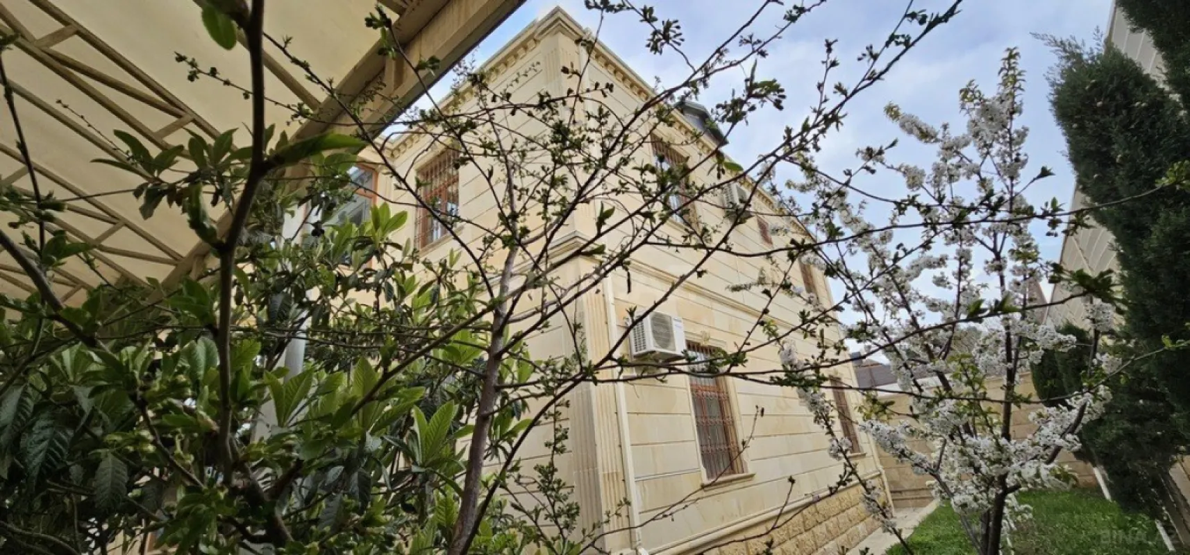 Satılır 6 otaqlı həyət evi 400 m²