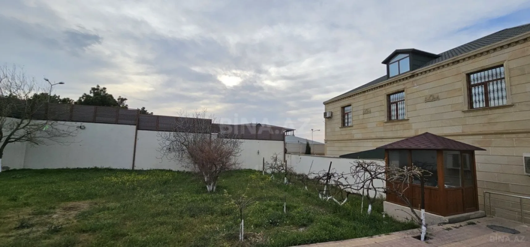 Satılır 6 otaqlı həyət evi 400 m²