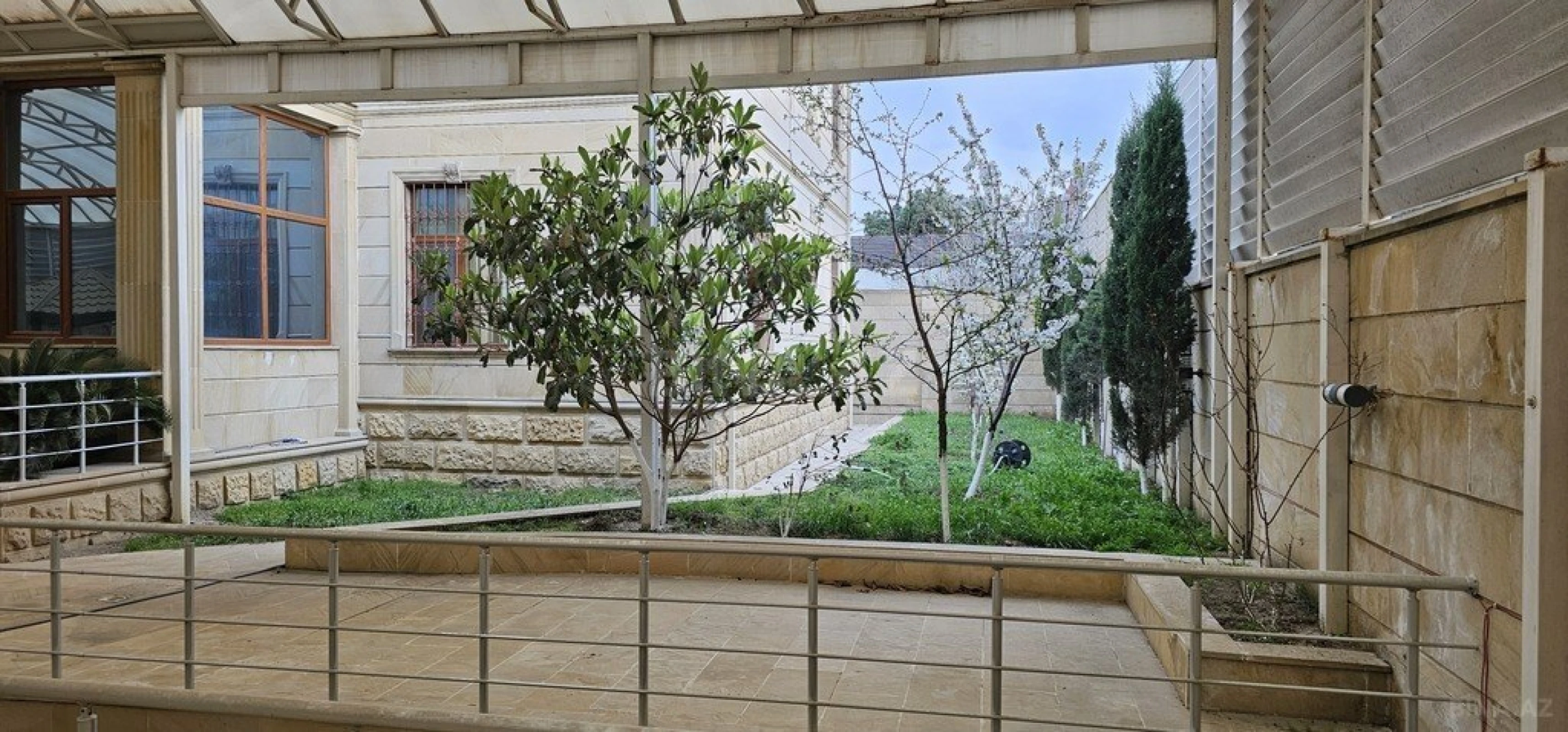 Satılır 6 otaqlı həyət evi 400 m²