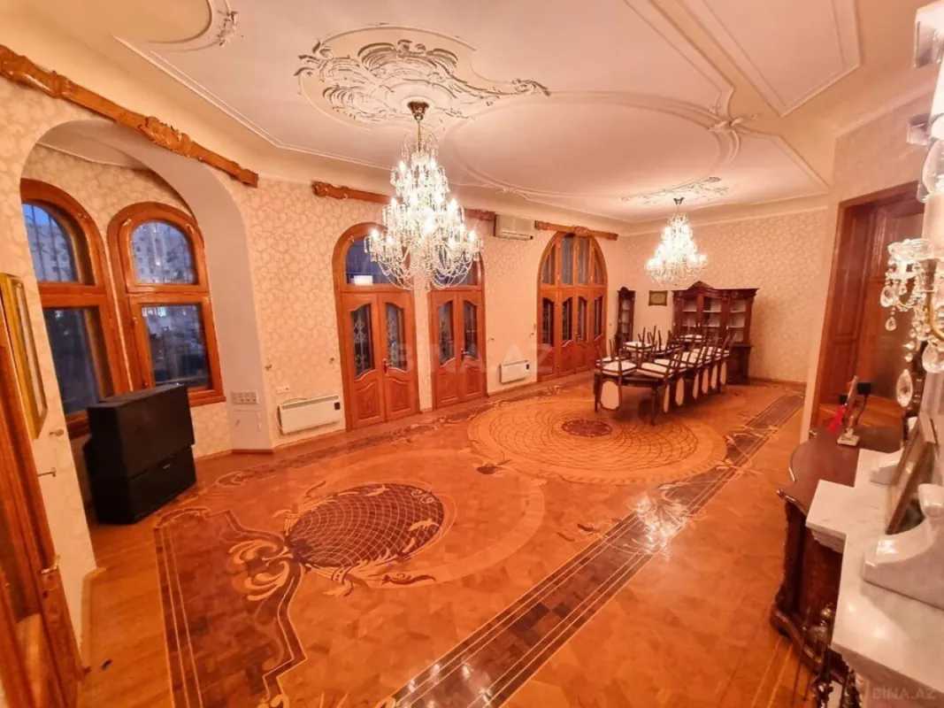 Satılır 4 otaqlı mənzil 380 m²