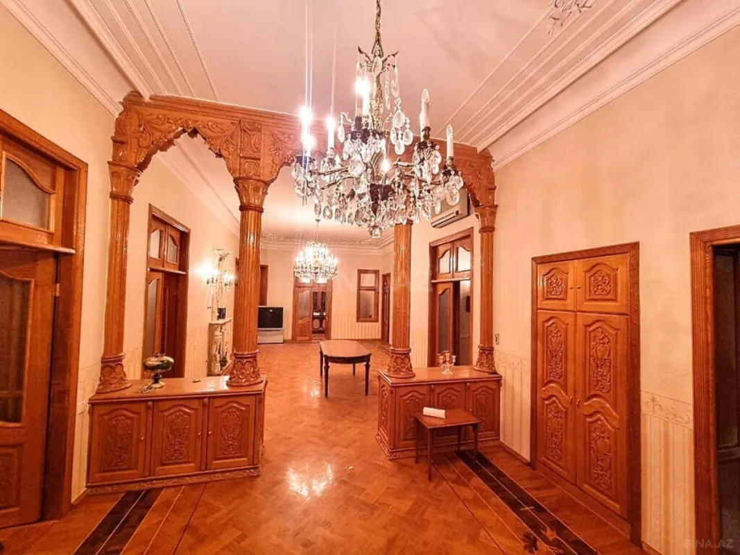 Satılır 4 otaqlı mənzil 380 m²