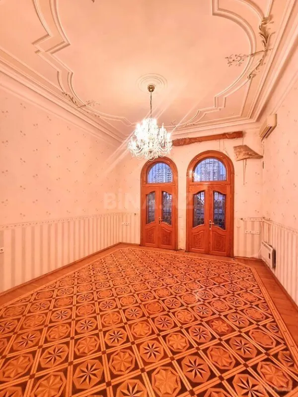 Satılır 4 otaqlı mənzil 380 m²