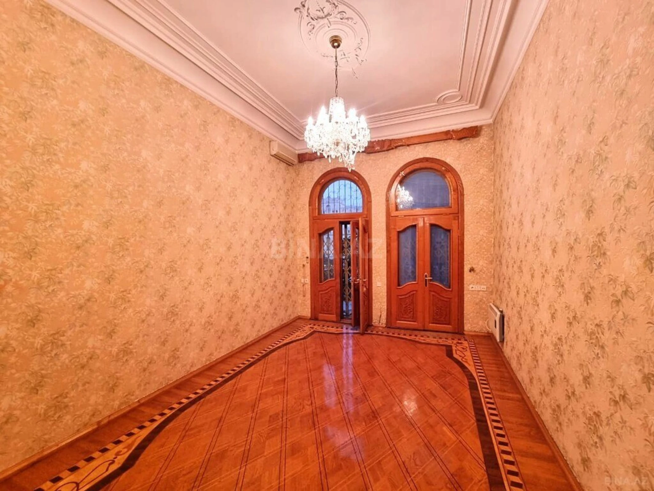Satılır 4 otaqlı mənzil 380 m²