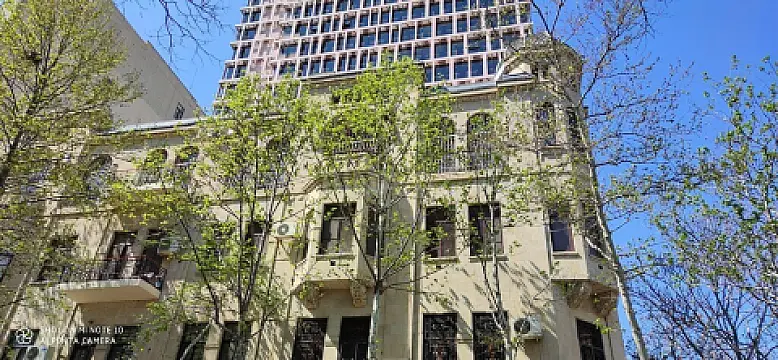 Satılır 4 otaqlı mənzil 380 m²