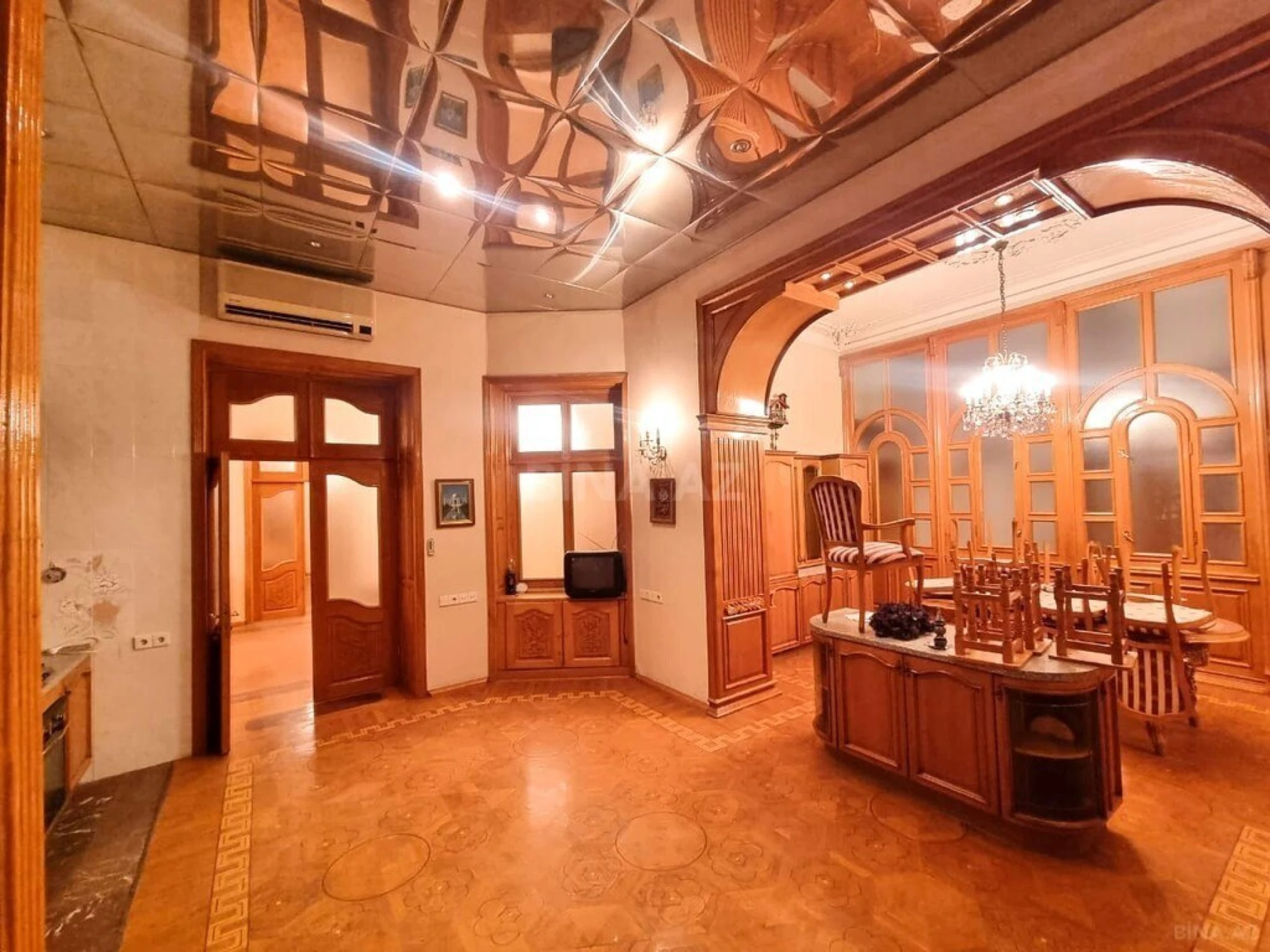 Satılır 4 otaqlı mənzil 380 m²