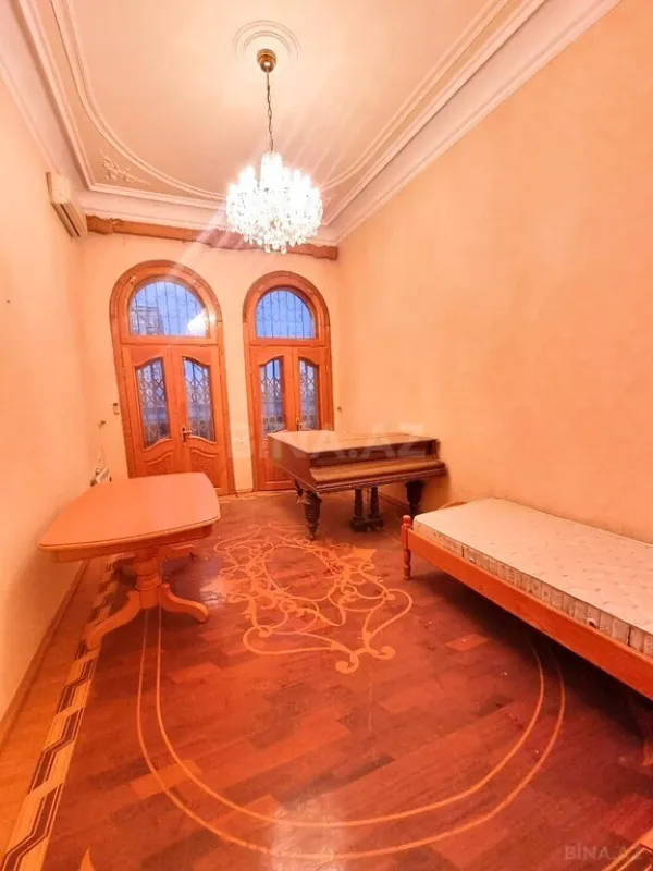 Satılır 4 otaqlı mənzil 380 m²