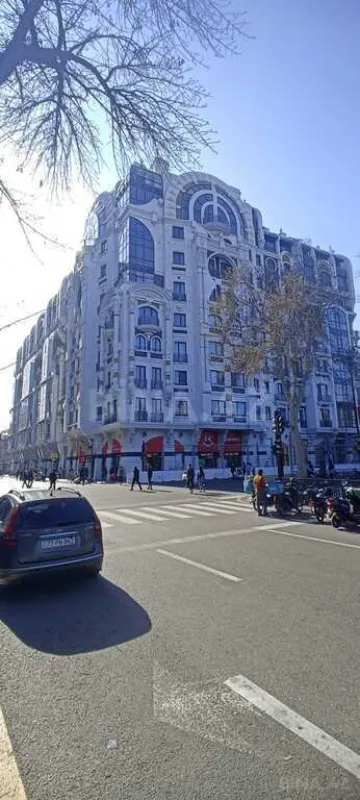 Satılır 5 otaqlı mənzil 246 m²