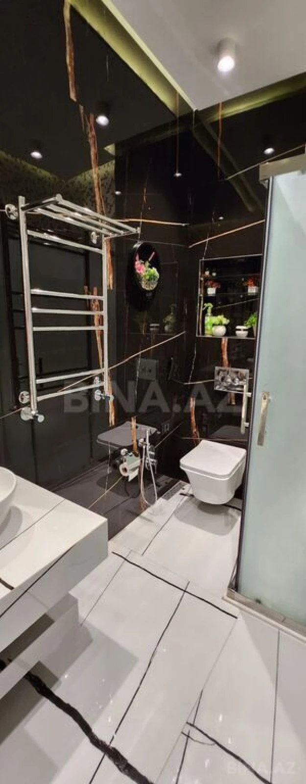 Satılır 5 otaqlı mənzil 246 m²