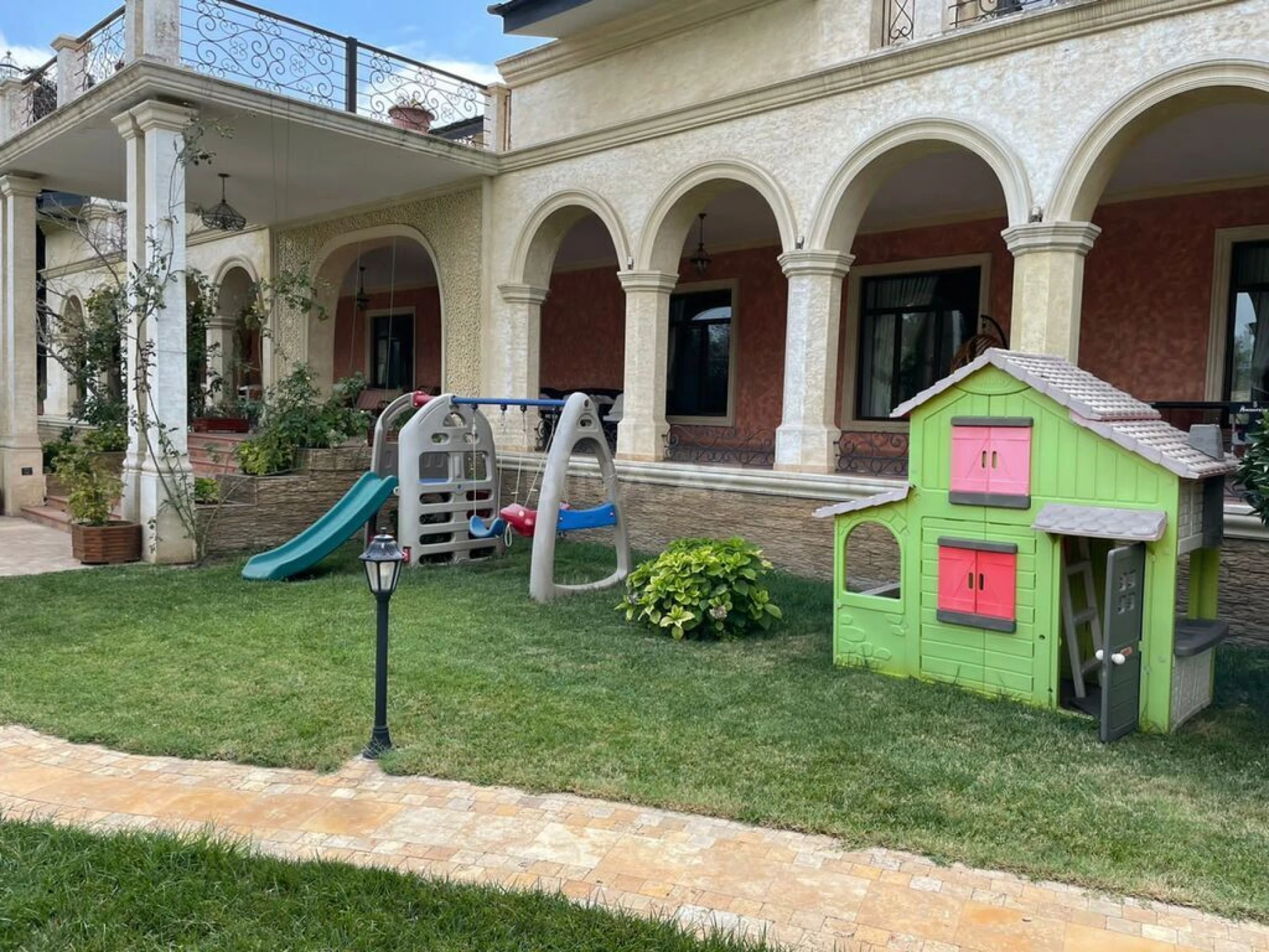 Kirayə verilir 6 otaqlı həyət evi 500 m²