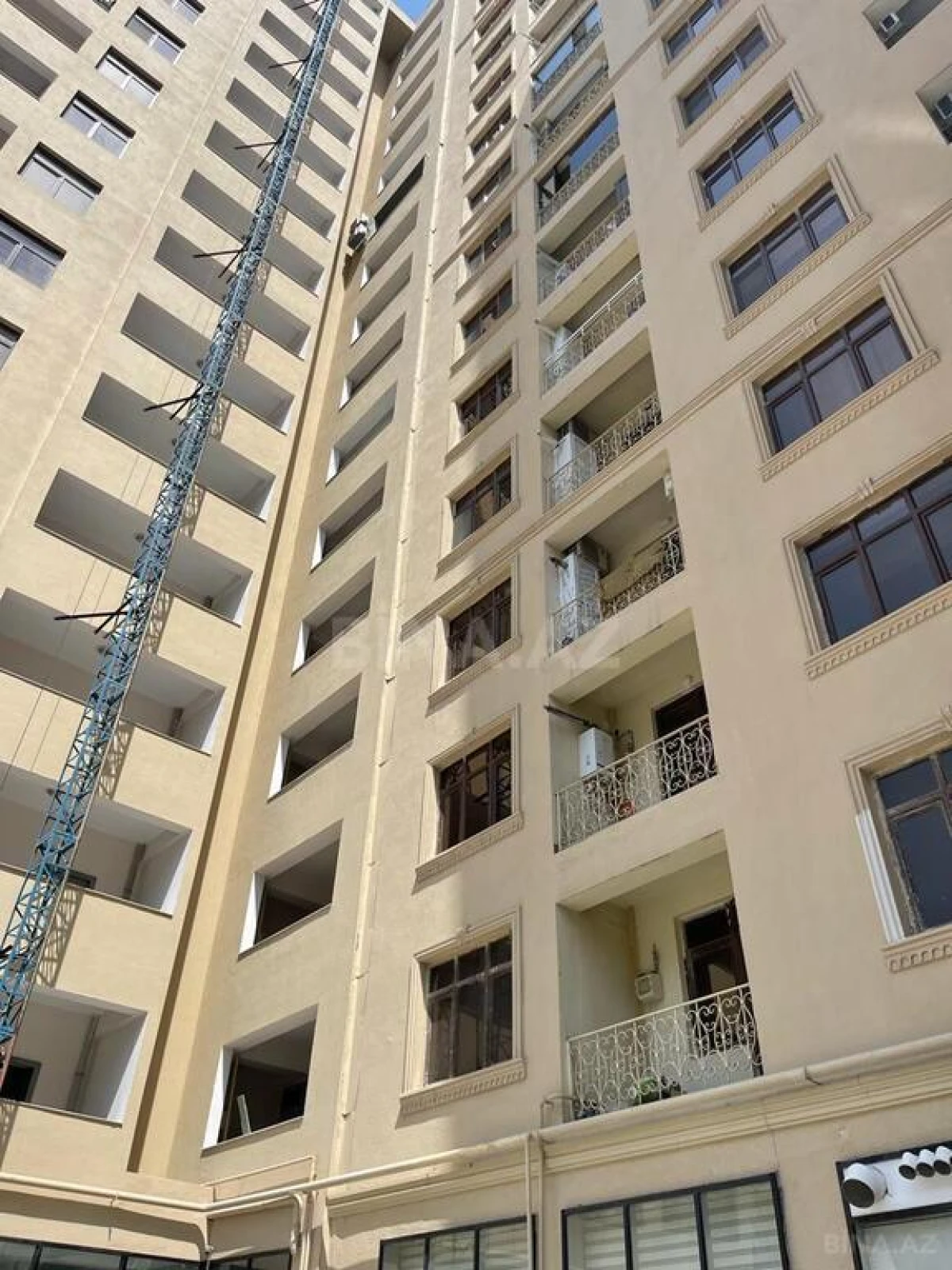 Satılır 4 otaqlı mənzil 210 m²
