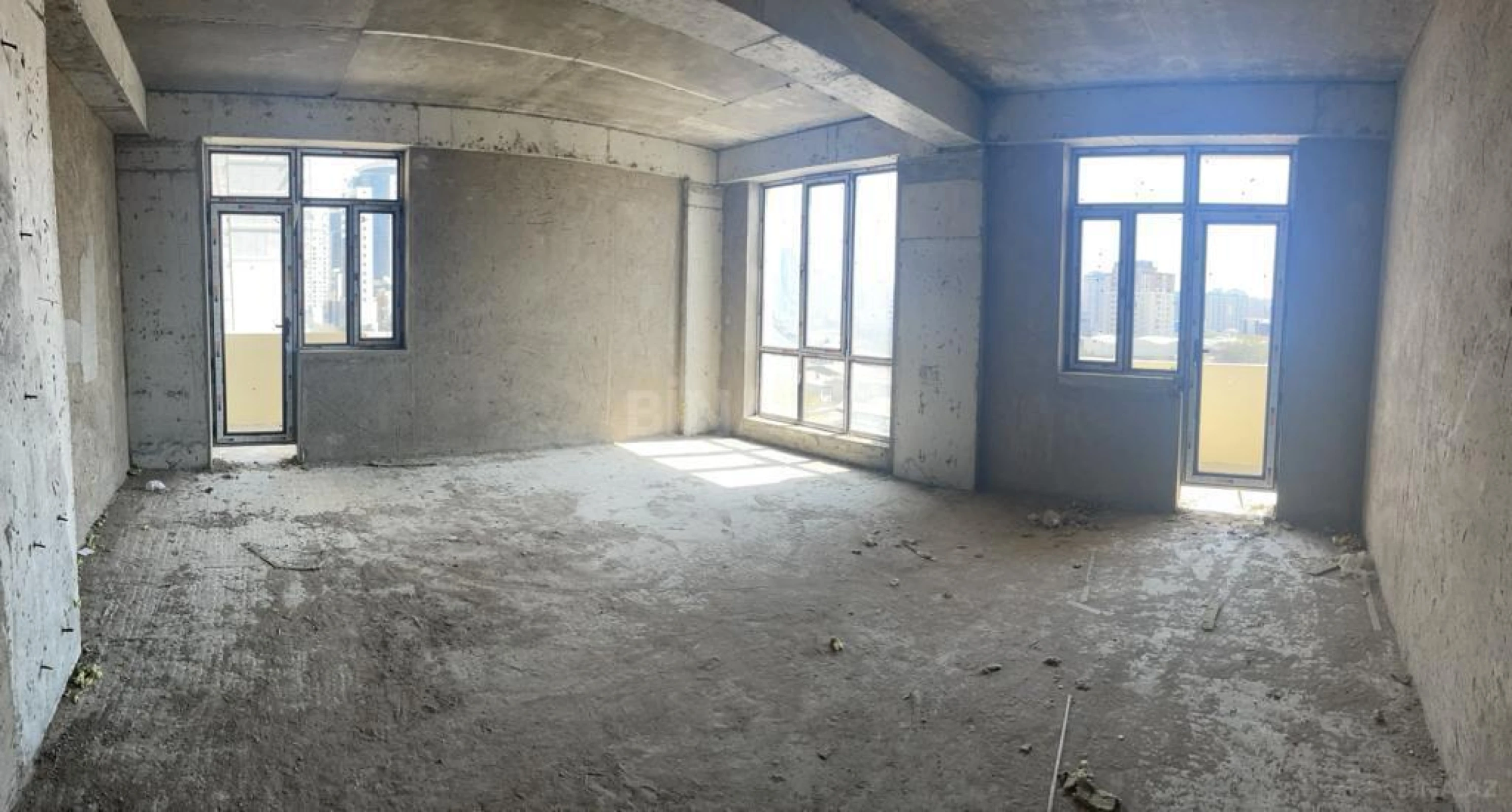 Satılır 4 otaqlı mənzil 210 m²
