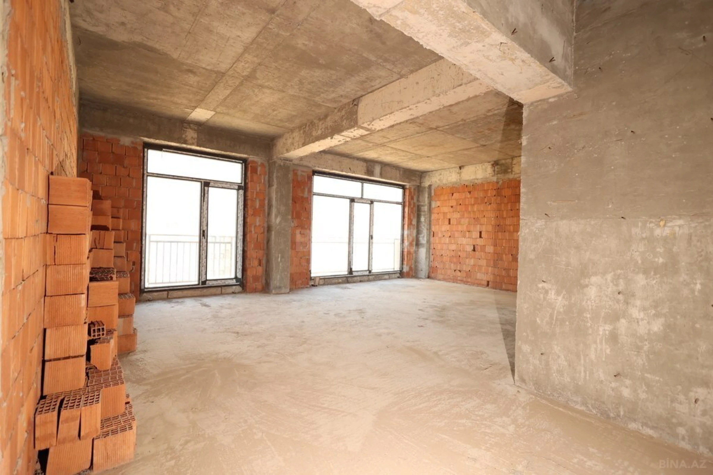 Satılır 5 otaqlı mənzil 267.5 m²
