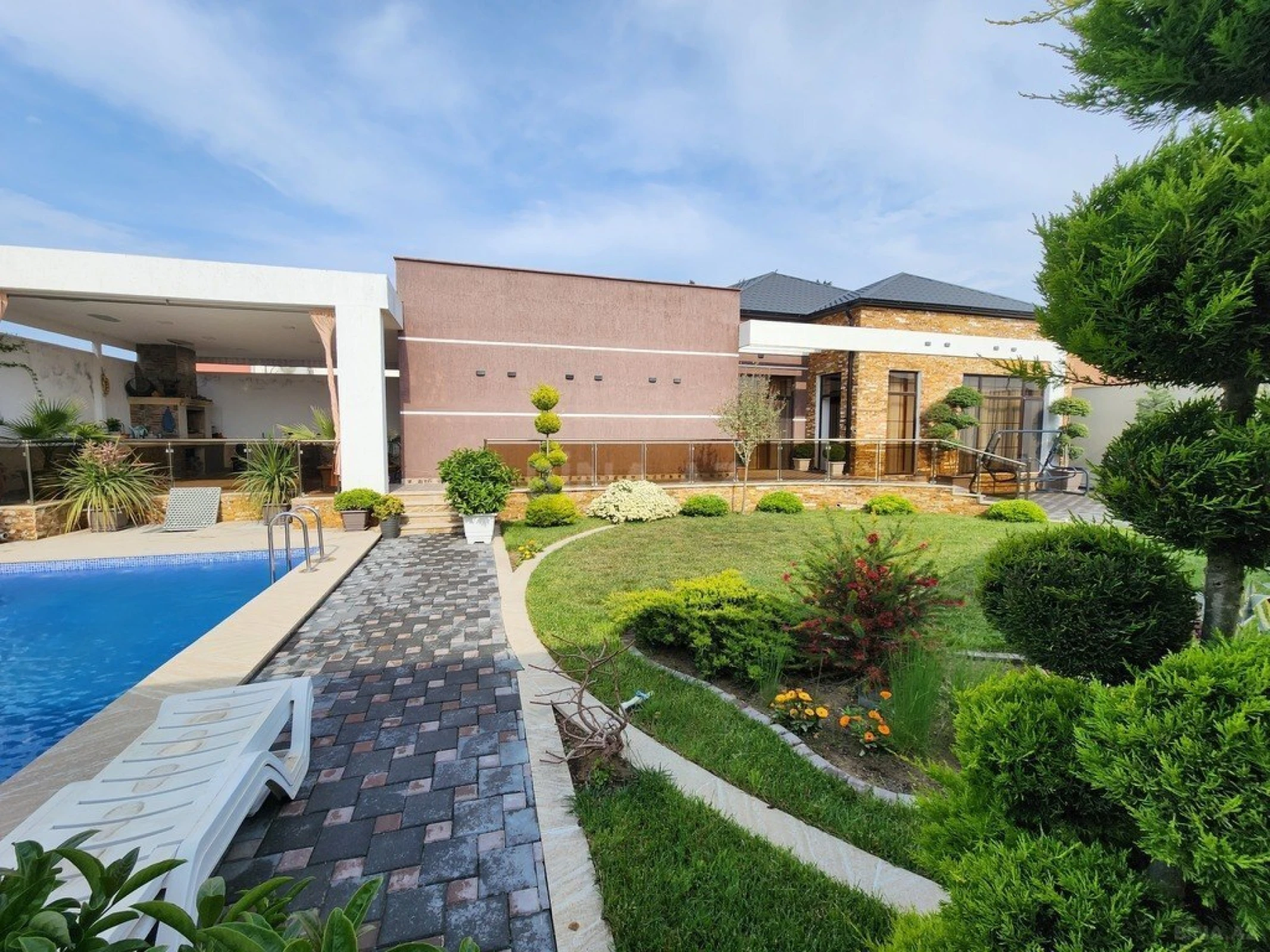 Kirayə verilir 4 otaqlı həyət evi 240 m²