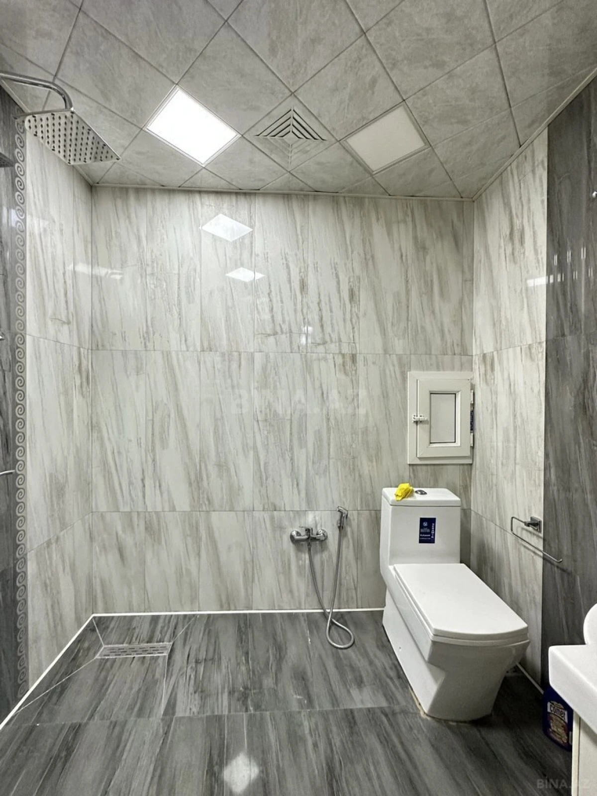 Satılır 2 otaqlı mənzil 82 m²