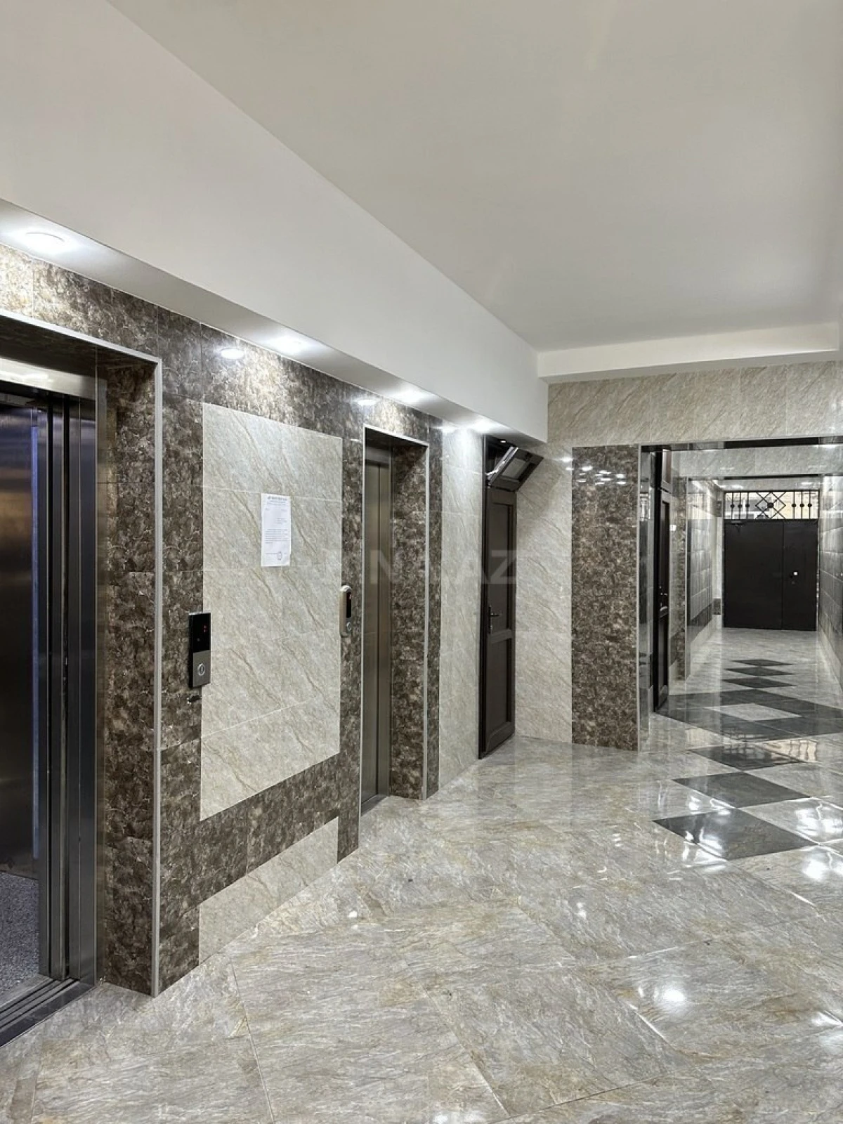 Satılır 2 otaqlı mənzil 82 m²