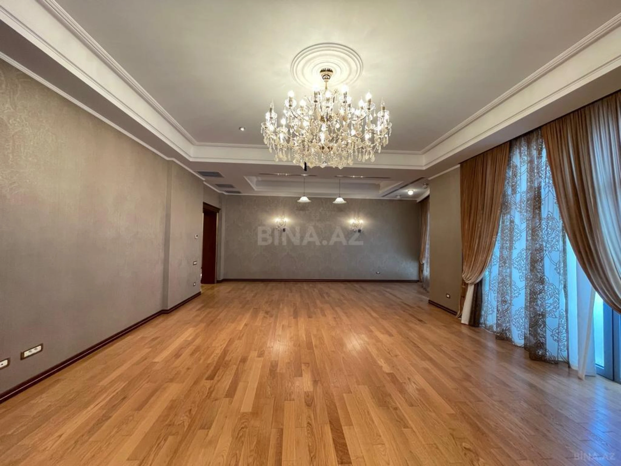 Satılır 5 otaqlı mənzil 287 m²
