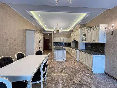 Satılır 5 otaqlı mənzil 287 m²