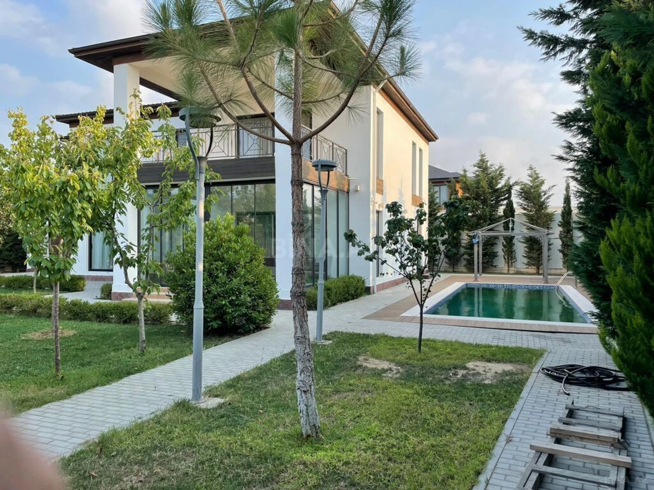 Kirayə verilir 5 otaqlı həyət evi 280 m²
