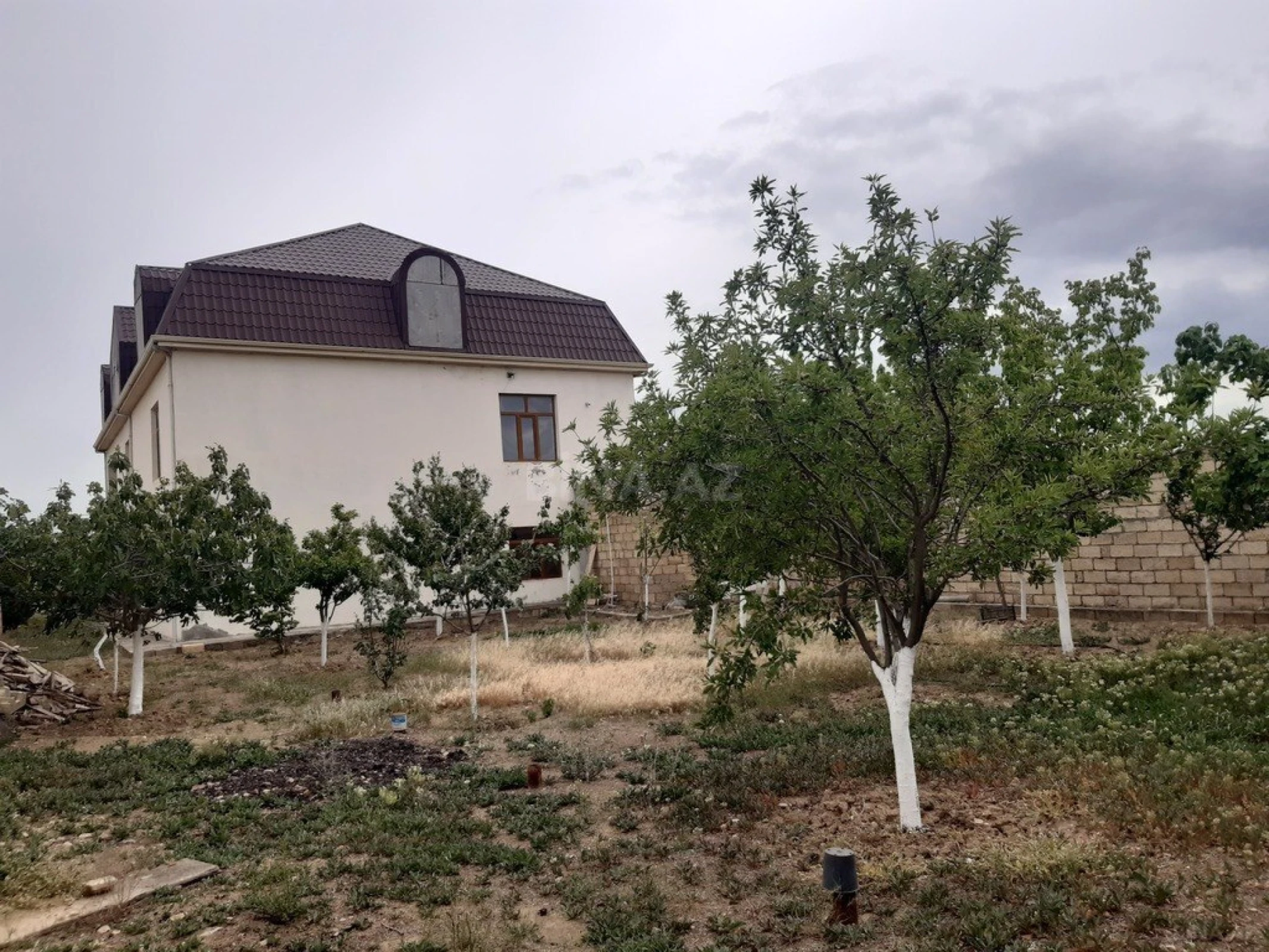 Satılır 8 otaqlı həyət evi 550 m²