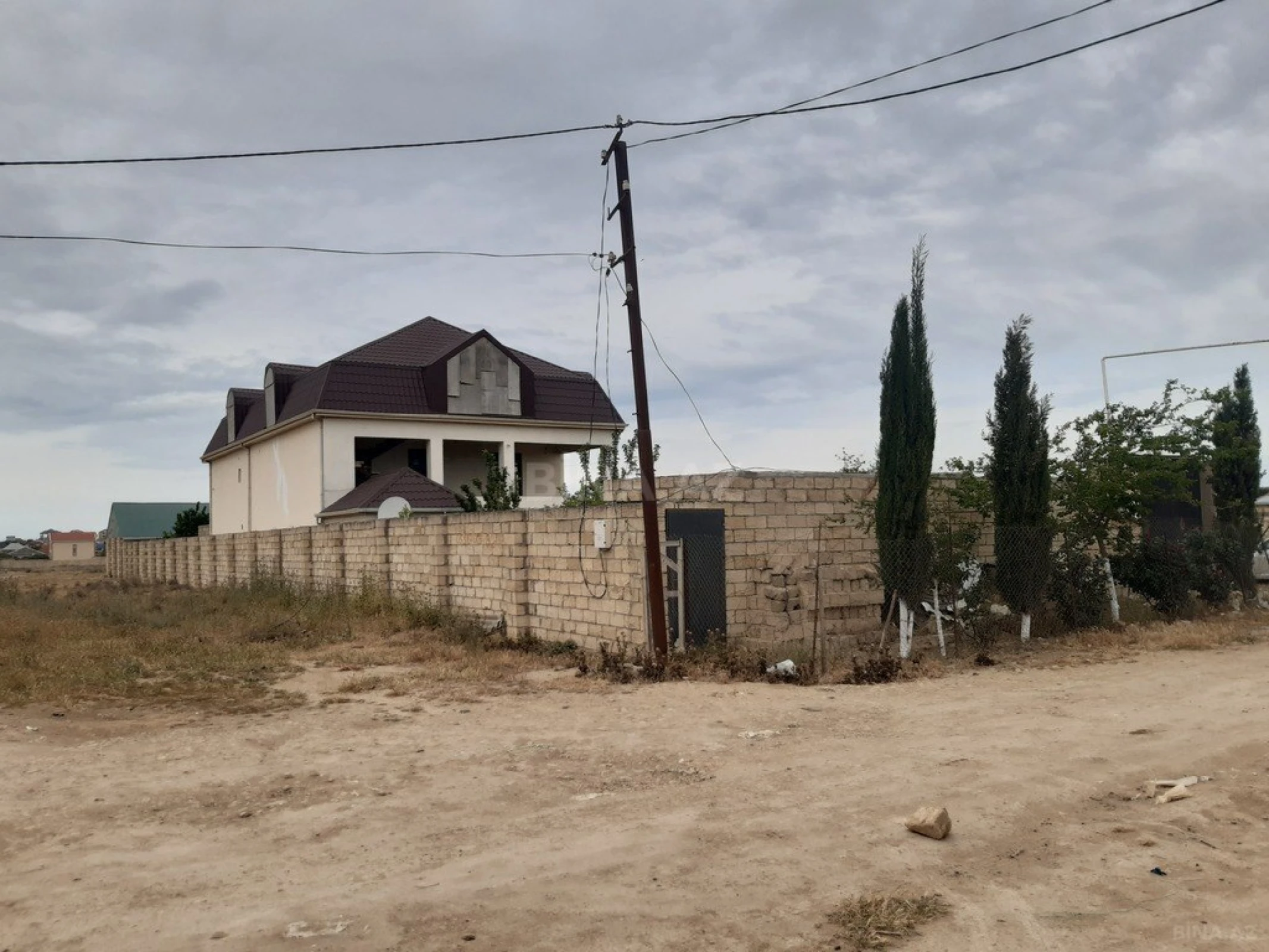 Satılır 8 otaqlı həyət evi 550 m²