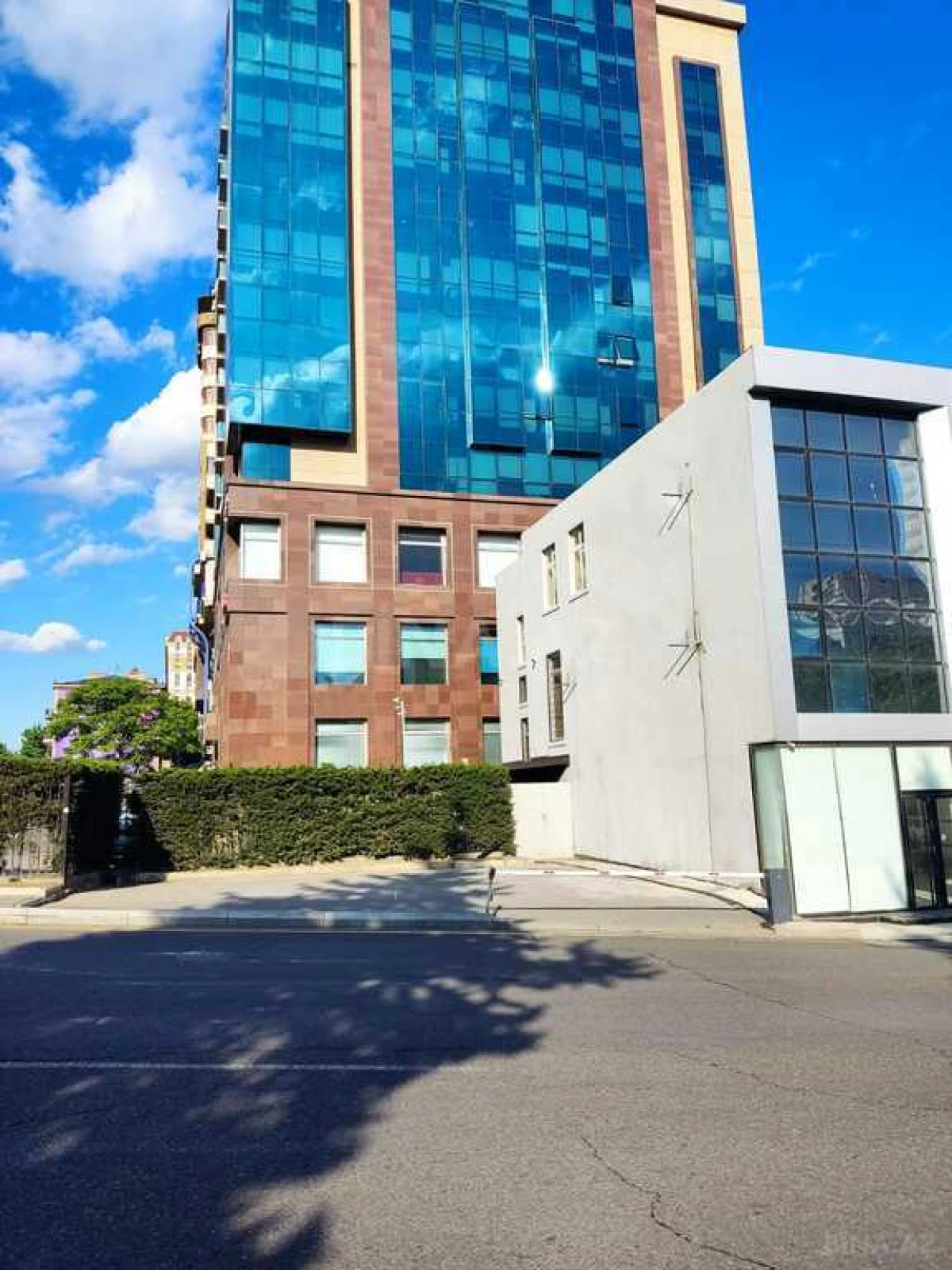 Satılır obyekt 570 m²