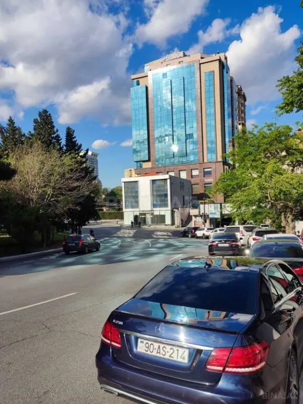 Satılır obyekt 570 m²