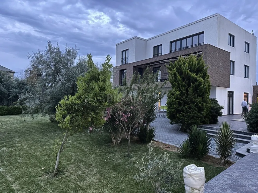 Kirayə verilir 6 otaqlı həyət evi 500 m²