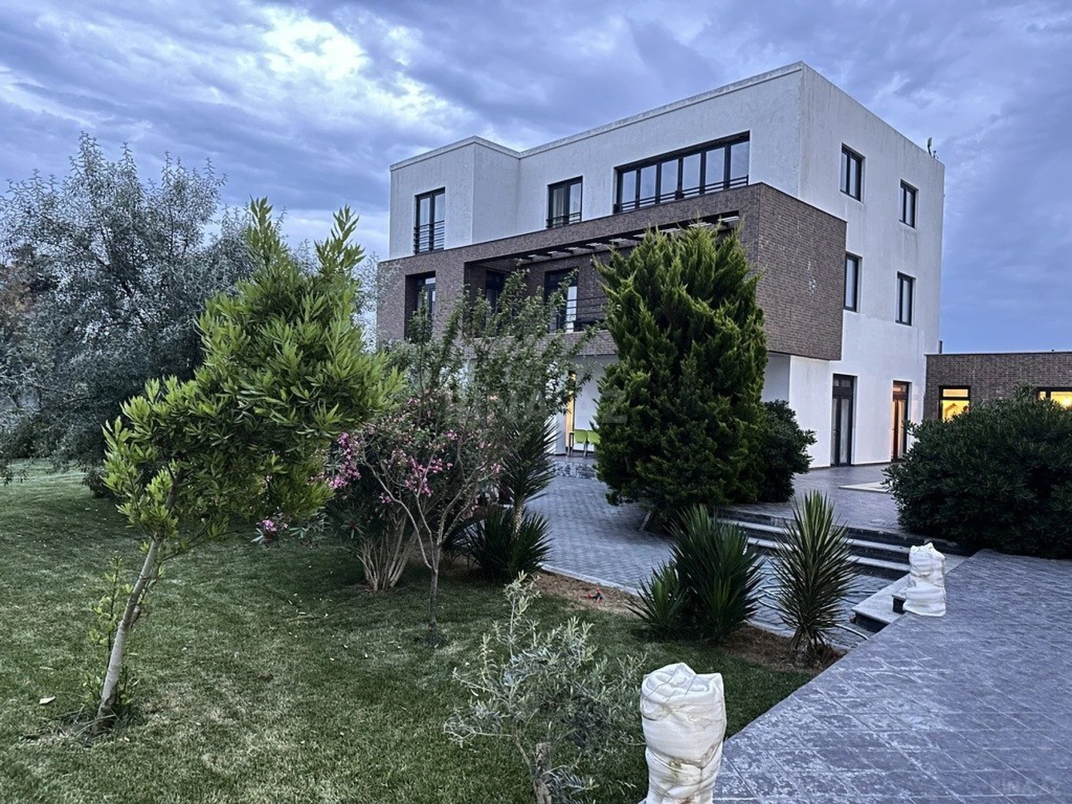 Kirayə verilir 6 otaqlı həyət evi 500 m²